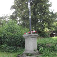 Kříž u kostela v Kotouni