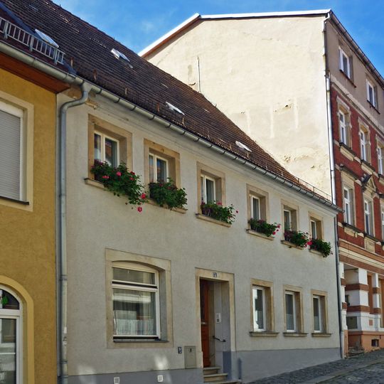 Wohnhaus in geschlossener Bebauung, mit rechtem Seitenflügel und Quergebäude Mittelstraße 6