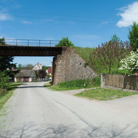 Most staré železniční trati v Roudné poblíž čp. 69 přes bývalou silnici III/13528