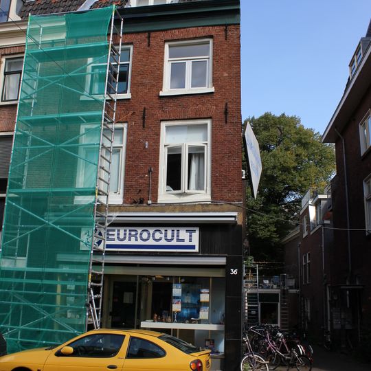 Pand van drie bouwlagen, met zadeldak loodrecht op de straat
