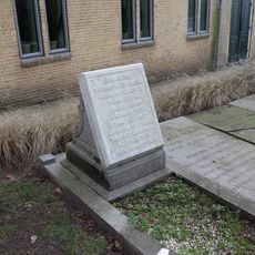 Grave monument for J.G. van Linden van den Heuvell († 1906) and A. A. Knottenbelt († 1936)