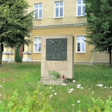 Pomník osvobození u školy v Mikulášovicích