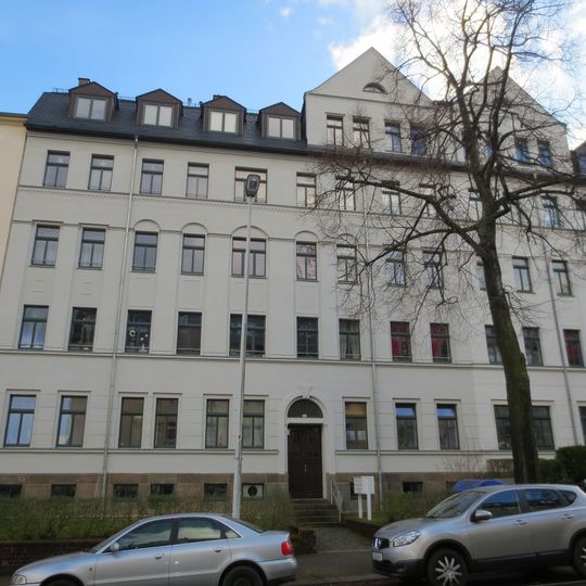 Mietshaus in geschlossener Bebauung mit Vorgarten Zeißstraße 42