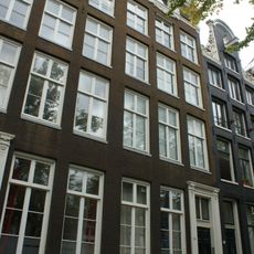 De Groote Keijser, pand met gevel onder gesneden verhoogde lijst en attiek, met gesneden deuromlijsting