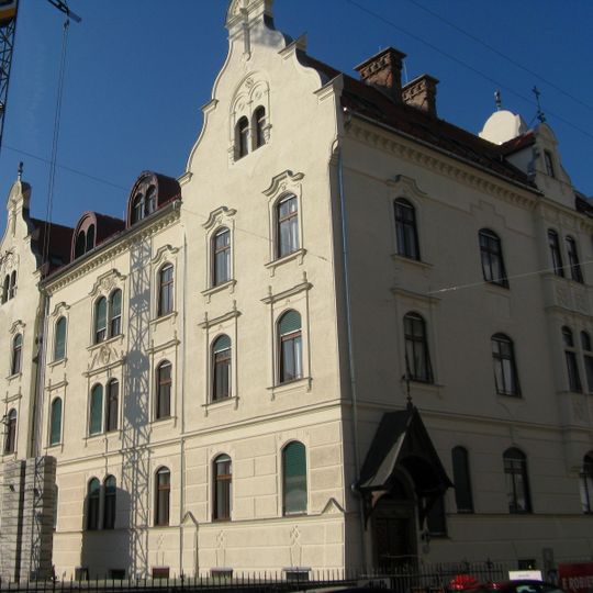 Priesterheim mit Nebengebäude und Zaun