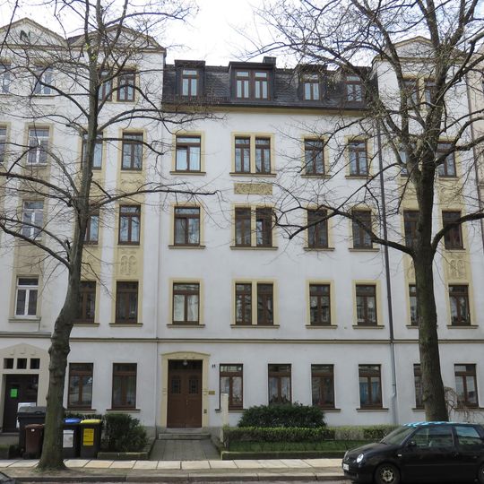 Mietshaus in geschlossener Bebauung mit Vorgarten Orthstraße 11