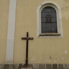 Kříž u kostela v Chodové Plané