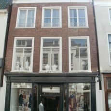 Pand met een verdieping waarvan achterdeel onder zadeldak