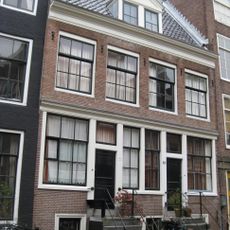 Smal huisje onder dwars dak