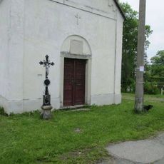 Kříž u kaple ve Stajce