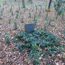 Pomník padlému Janu Kalendovi v zámeckém parku v Řepíně