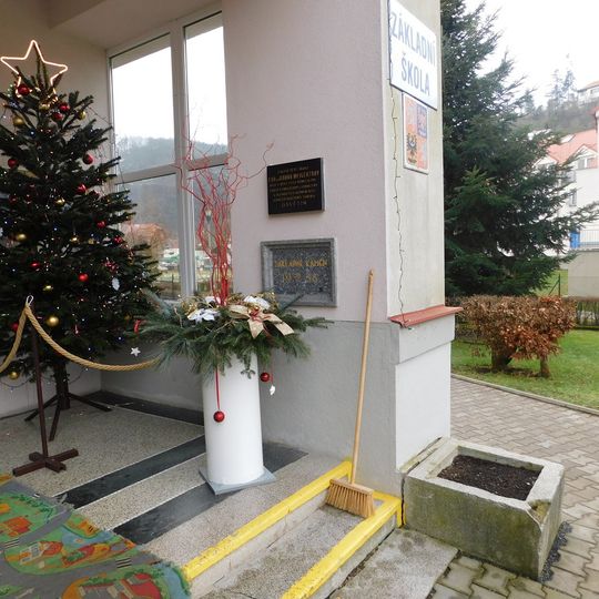 Starší pamětní deska Evy a Jindříšky Weigertových na škole ve Štěchovicích