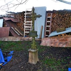 Kříž při zaniklé cestě do Řehořova severně od Kamenice