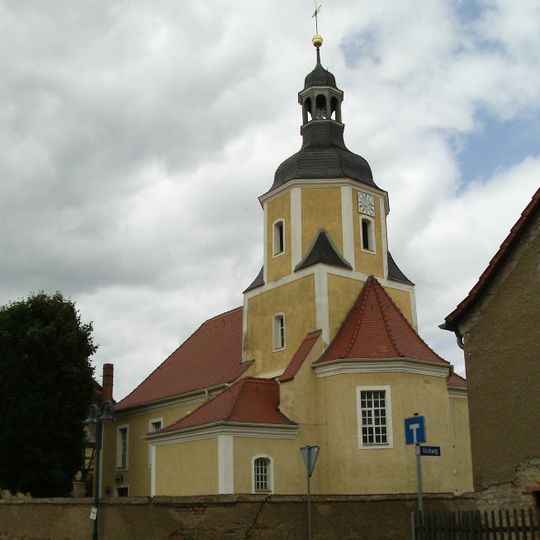 Kirche sowie Kirchhof mit Einfriedung Hauptstraße -
