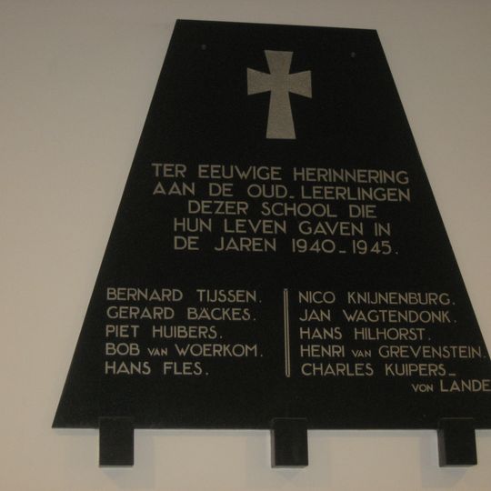 Monument in het R.K. Lyceum St.-Bonaventura