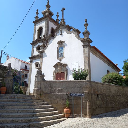 Igreja de São João Baptista, paroquial de Videmonte, incluindo toda a área até ao muro envolvente e escadório, e o património móvel integrado
