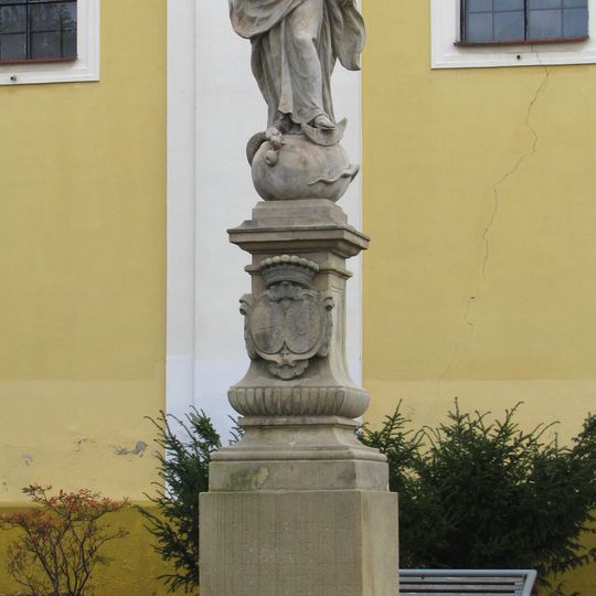 Socha Panny Marie před kostelem na náměstí v Koryčanech