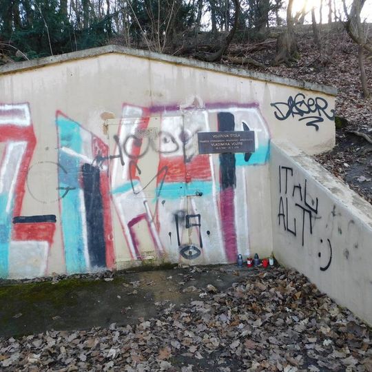 Pamětní deska Vladimíra Vojíře na Petříně