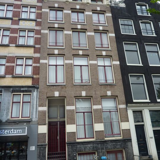 Pand met gevel onder in het midden getoogde lijst met consoles