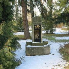 Pomník padlým na návsi v Počedělicích