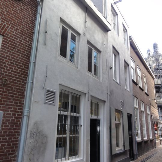 Pandje met lage verdieping onder met pannen gedekt zadeldak