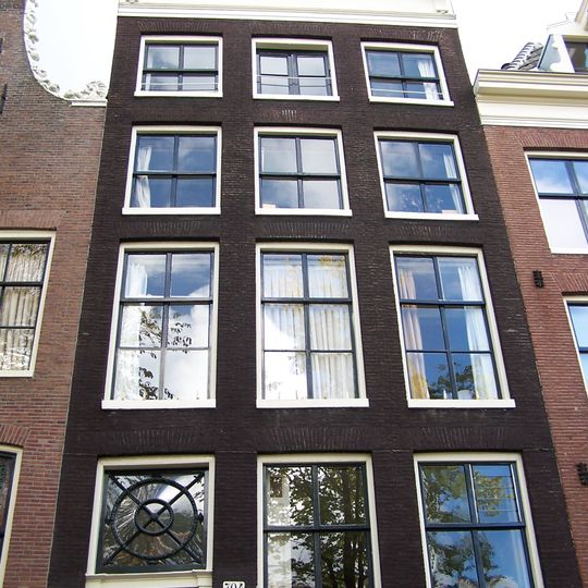 Huis met gevel onder rechte lijst