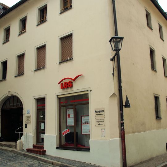 Wohn- und Geschäftshaus, ehemals Gasthof Straubinger Herberge bzw. Im Pflug