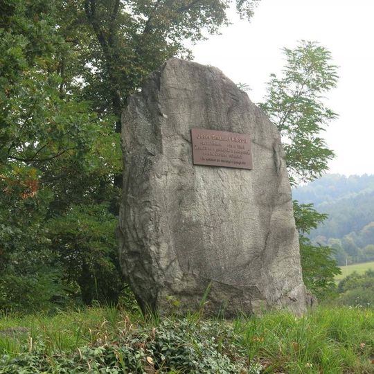 Pomník Josefa Emanuela Hibsche u kostela v Homoli u Panny