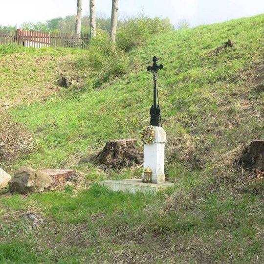 Kříž u cesty k domu 15 v Dolním Falknově