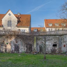 Hierzu Böschungsmauer mit schrägen Streben