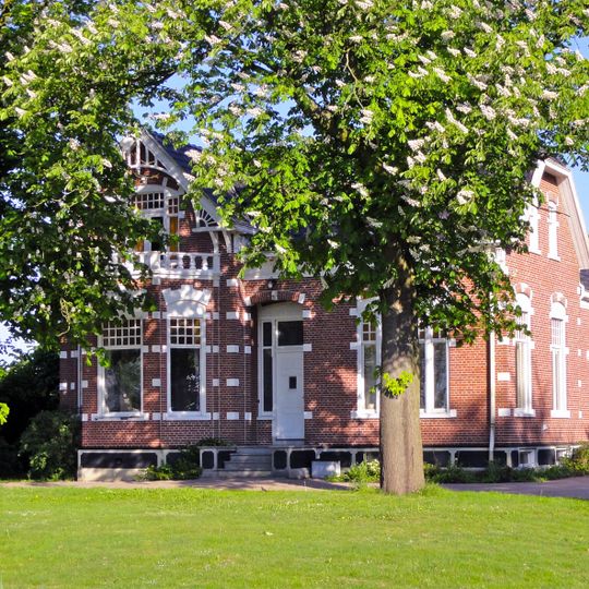 Herenhuis in Overgangsstijl met Chaletstijl-elementen met aangebouwd achterhuis