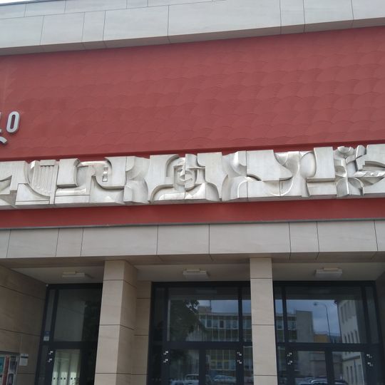 Reliéf na průčelí Městského divadla v Žďáru nad Sázavou