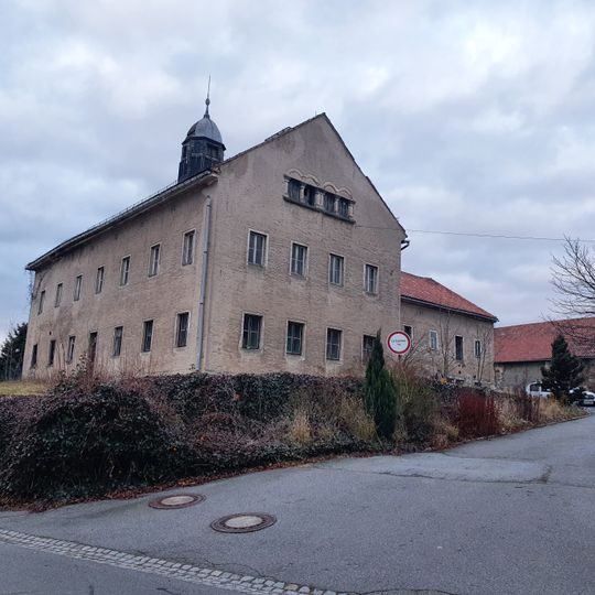 Wohnstallhaus über winkligem Grundriss eines ehemaligen Erbgerichtshofes Mühlstraße 16