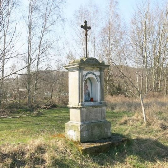 Kříž na podstavci s malbou svatého Václava ve výklenku