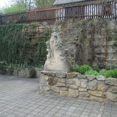 Socha v Nečtinách pod zahradou