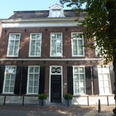 Woonhuis in sobere Neo-Classicistische vormen