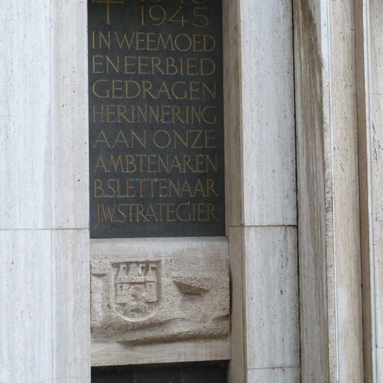 Steenreliëf bij het provinciehuis