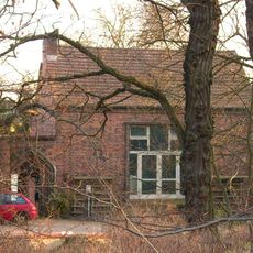 Ateliergebäude einer Ziegelei und seitliche Mauer mit Pforte Dresdener Straße 100