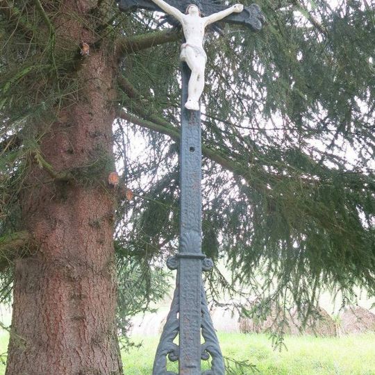 Kříž na rozcestí v dolní části Lhoty pod Pannou