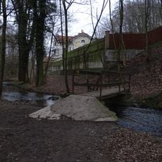 Lávka přes Únětický potok ve Svojsíkových sadech jihozápadně od čp. 65