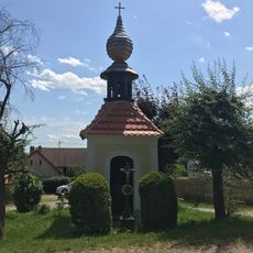 Kříž u kaple v Čestíně