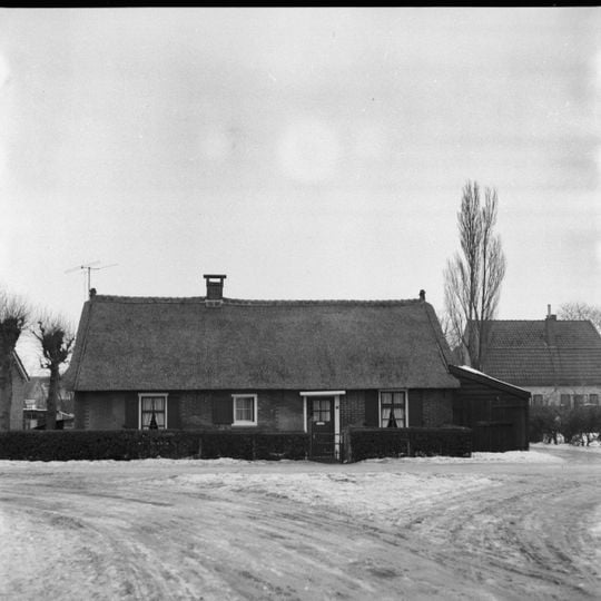 Eenvoudige arbeiderswoning onder rieten dak