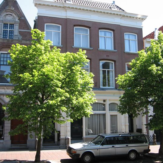 Pand onder schilddak en met gepleisterde lijstgevel