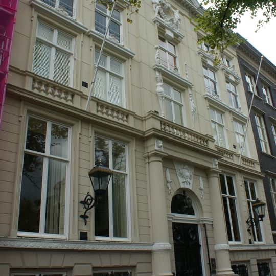 Dubbel huis met rijk gebeeldhouwde zandstenen gevel met middenrisaliet, onder rechte lijst en fronton