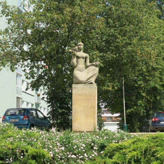 Socha ženy s holubicí v Husově ulici v Jičíně