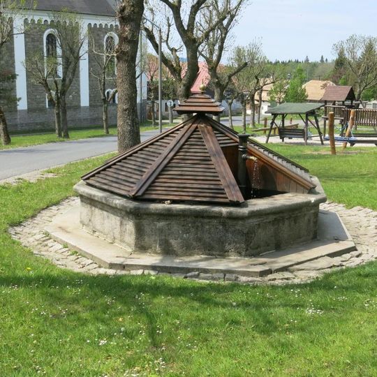 Kašna na návsi v Příchovicích