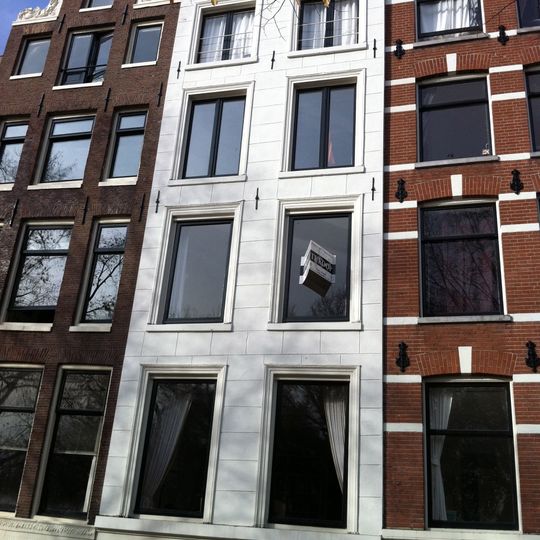 Pand met gepleisterde gevel onder rechte lijst, met vensteromlijstingen