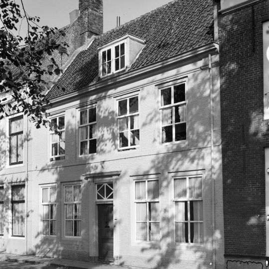 Huis met geverfde lijstgevel