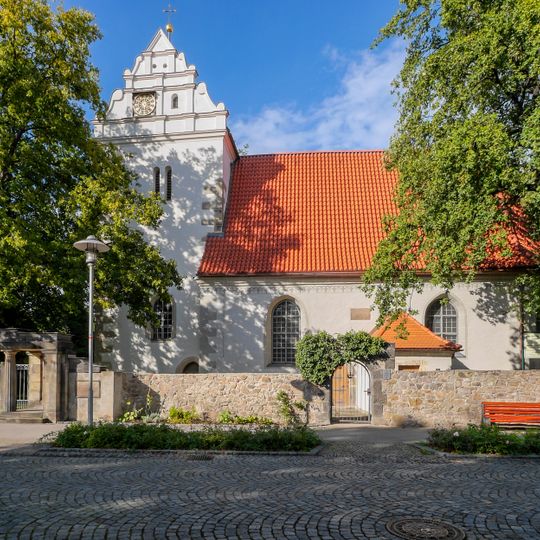 Kirche, dazu Kriegerdenkmal am Kirchhof, einige Grabsteine und Einfriedung Ravensburger Platz -