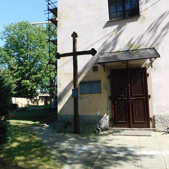 Dřevěný kříž u kostela v Keblově